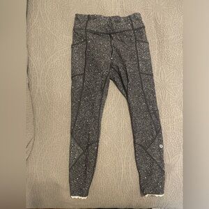 Lululemon tight stuff tight, size 6, black and white pattern